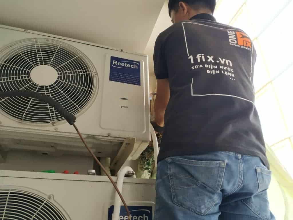 Thợ đang di dời nguyên bộ máy lạnh từ nhà cũ sang nhà mới tại TPHCM