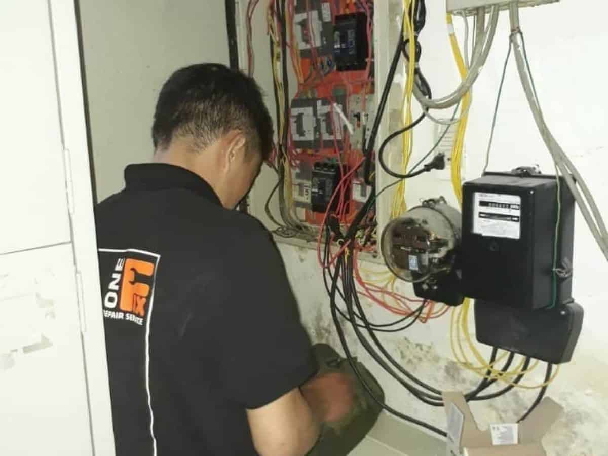 Hệ thống dây nguồn điện 3 pha được 1Fix thi công lại gọn gàng, an toàn cho một spa tại Quận 3.