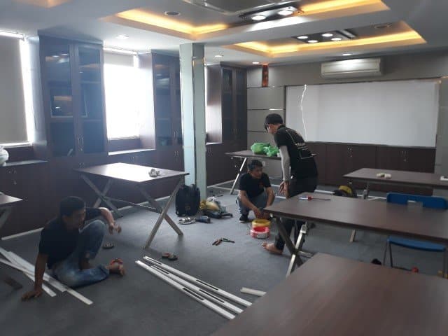 Thợ 1Fix đang thi công hệ thống dây mạng và ổ cắm điện cho văn phòng ở Quận 3