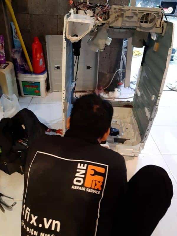 Thợ 1Fix đang tháo lồng máy giặt để vệ sinh cặn bẩn bám bên trong
