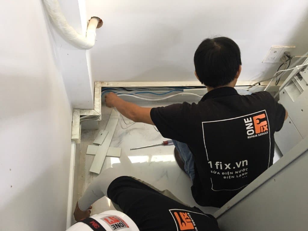 Thợ 1Fix đang kiểm tra và đi lại đường dây mạng cho gia đình
