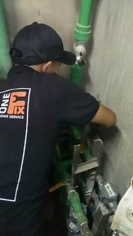 Thợ 1Fix đang hàn ống nước PPR mới để thay thế đoạn ống bị rò rỉ, đảm bảo độ bền lâu dài.