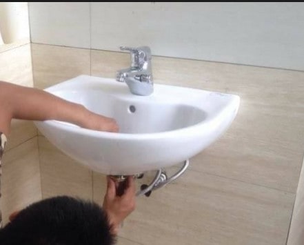 Thợ 1Fix lắp đặt hoàn chỉnh một chiếc lavabo và vòi nước mới sáng bóng