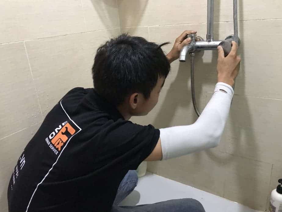 Thay vòi nước nóng lạnh mới cho phòng tắm, đảm bảo thẩm mỹ và không rò rỉ