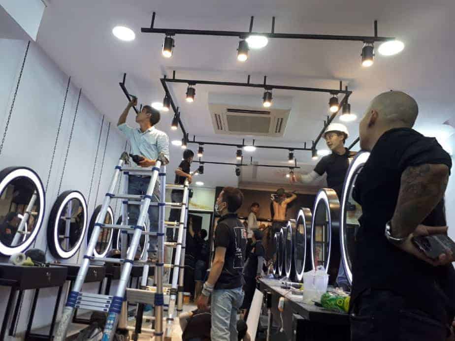 Thợ 1Fix đang thi công đường nước nóng lạnh chuyên dụng cho ghế gội đầu tại một salon tóc ở TPHCM.