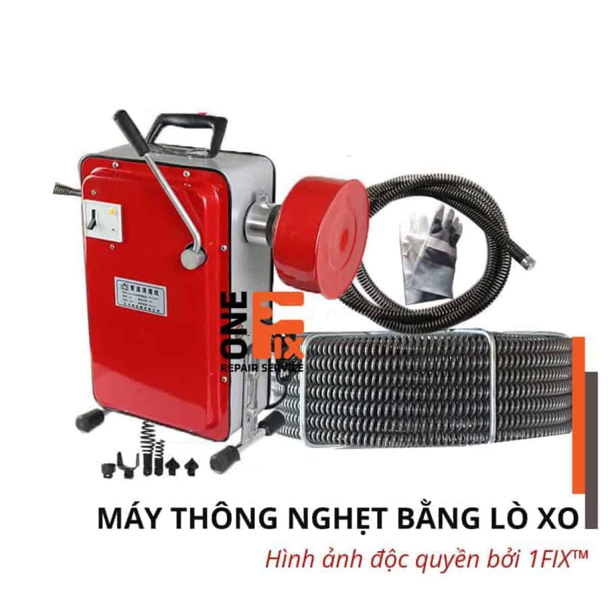 Thợ nước Trương Công Việt Trân đang dùng máy lò xo chuyên dụng để thông nghẹt đường cống thoát nước tại một nhà dân ở TPHCM