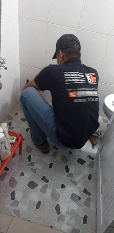 Thợ 1Fix đang xử lý đường ống nước PPR bị vỡ âm tường tại nhà khách ở Quận 10