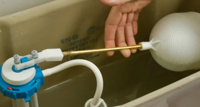 Phao nước trong bồn cầu bị kẹt vào thành két, đây là nguyên nhân phổ biến làm nước không bơm vào.
