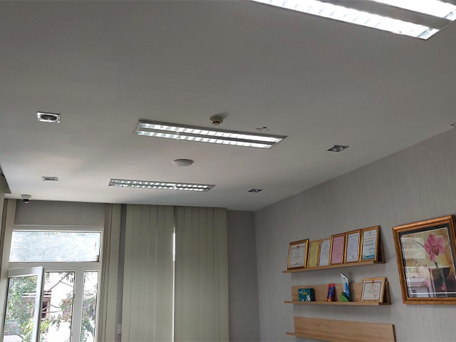 Trần nhà bị thấm nước nặng, bong tróc hết lớp sơn, lộ ra mảng ố vàng.