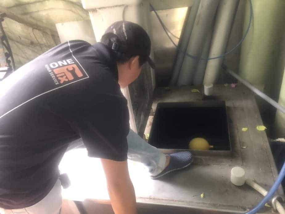 Thợ 1Fix đang làm việc trên cao để thay phao cơ cho bồn nước inox.