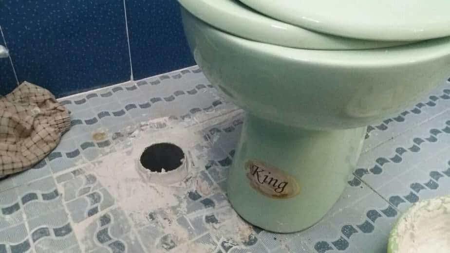 Thợ 1Fix đang kiểm tra chỗ rỉ nước ngay chân bồn cầu tại một nhà ở quận Bình Thạnh.