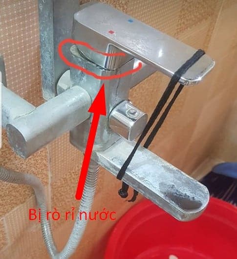 Vòi nước nóng lạnh bị rò rỉ nước ngay chân vòi, cần phải sửa chữa ngay