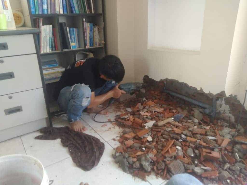 Tường nhà bị ố vàng, ẩm mốc nặng do rò rỉ nước âm tường
