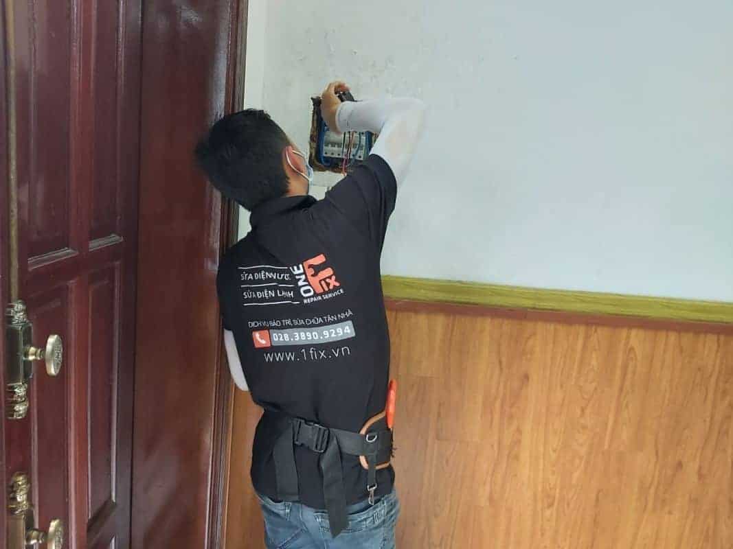 Thợ 1FIX đang thi công đấu nối bảng điện âm tường
