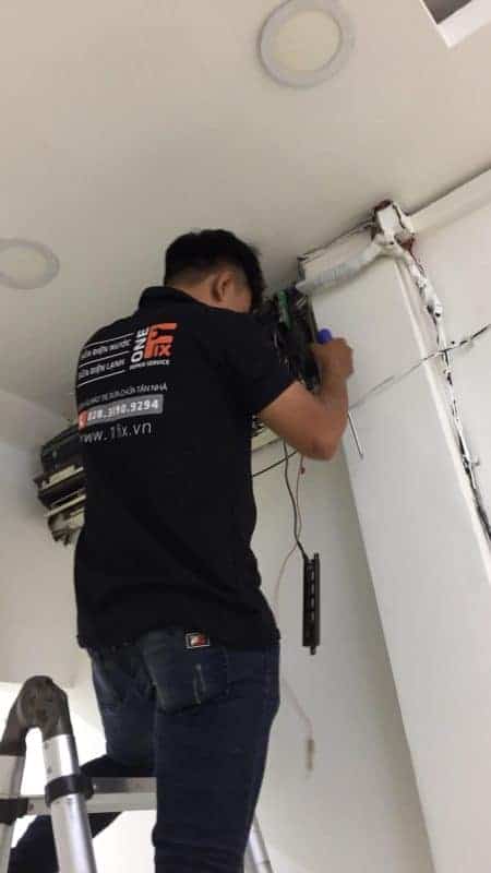 Thợ 1Fix đang bảo trì máy lạnh chuyên nghiệp tại nhà khách hàng ở Bình Tân.