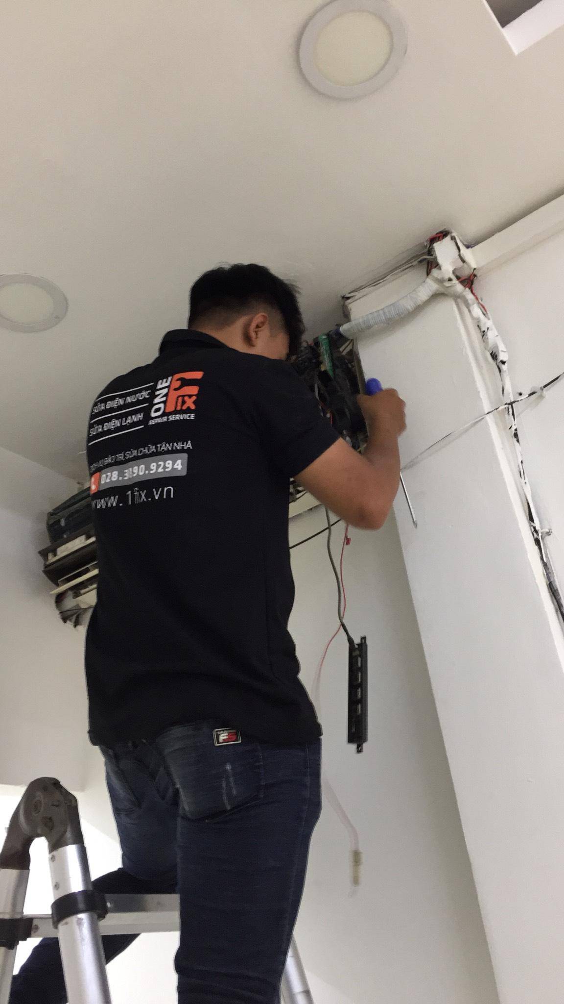 Dàn lạnh máy lạnh bám đầy bụi bẩn dày đặc cần được vệ sinh ngay tại quận 10