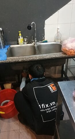 Bộ xả và xi-phông của bồn rửa chén sau khi được tháo ra để vệ sinh hoặc thay mới.