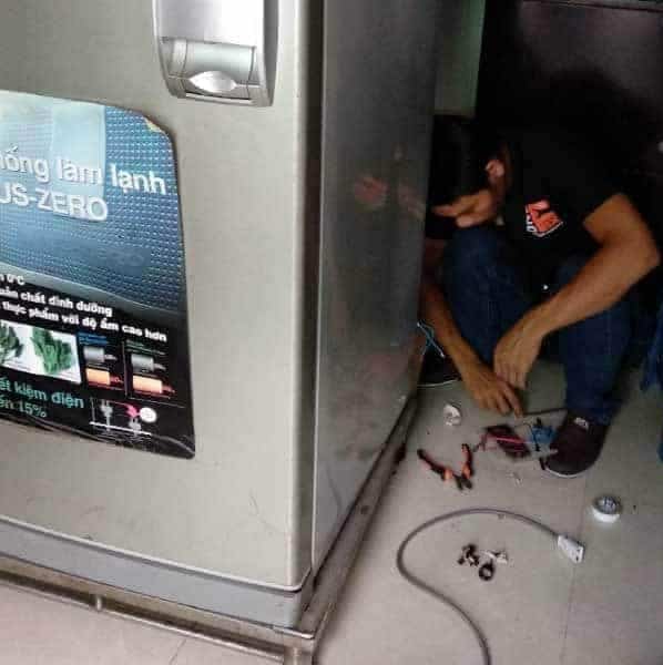 Thợ 1Fix kiểm tra hệ thống làm lạnh bên trong tủ lạnh cho khách hàng ở TPHCM
