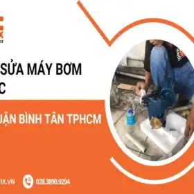 Thợ 1FIX đang kiểm tra và sửa chữa máy bơm nước tại nhà khách hàng ở quận Bình Tân