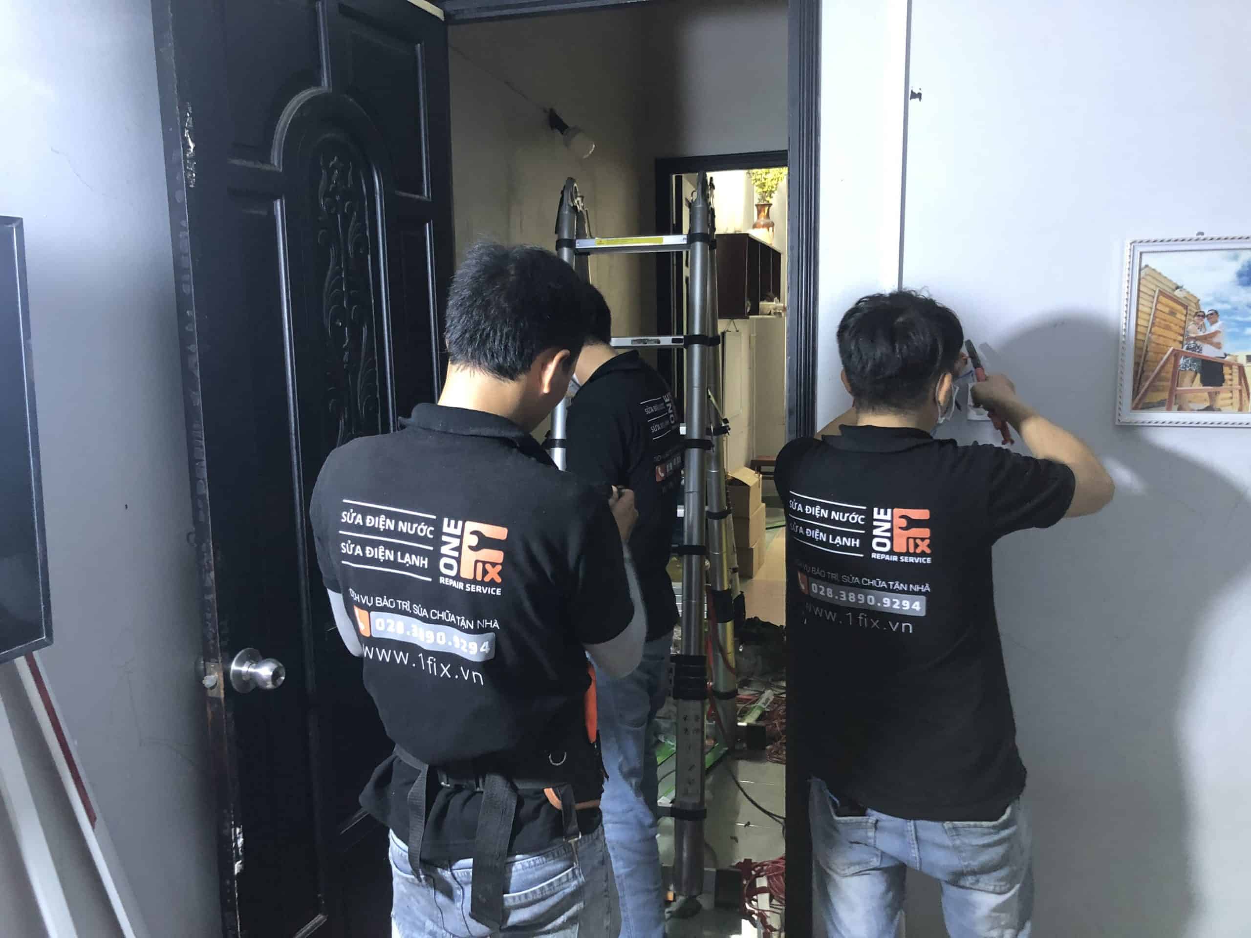Thợ 1Fix đang thi công tủ điện 3 pha cho một cơ sở kinh doanh tại Thủ Dầu Một