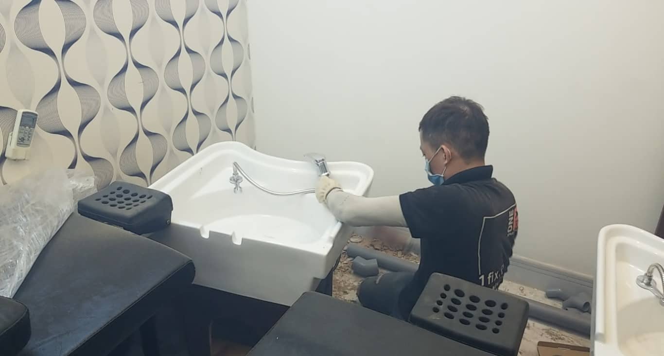 Thợ 1FIX dùng máy dò âm thanh để tìm chính xác vị trí ống nước bị rò rỉ âm tường.