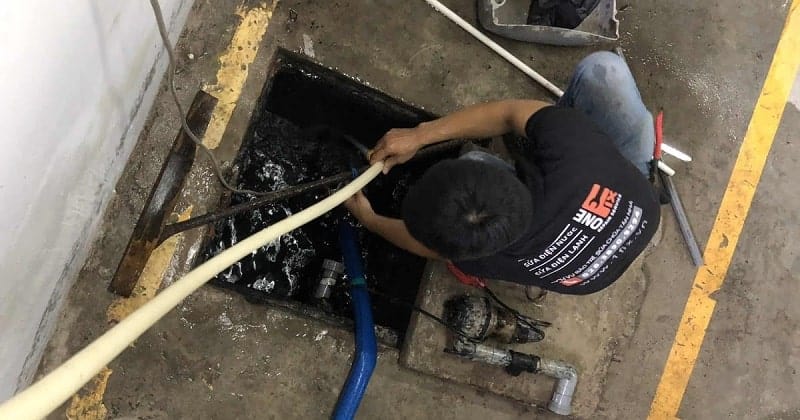 Thợ 1Fix đang dùng dụng cụ chuyên dụng để thông đường ống nước bị nghẹt