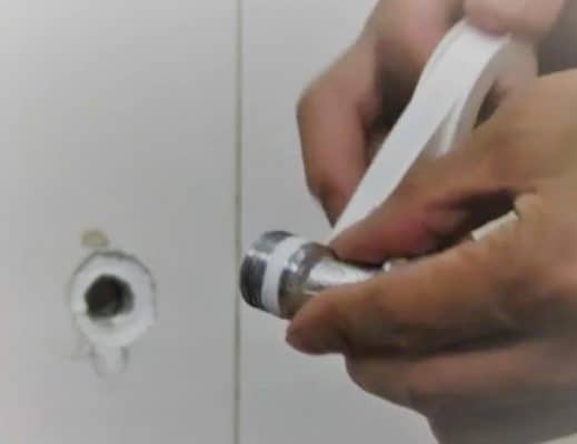 Thợ đang kiểm tra chỗ rỉ nước ở chân sen âm tường, một vị trí khó xử lý.