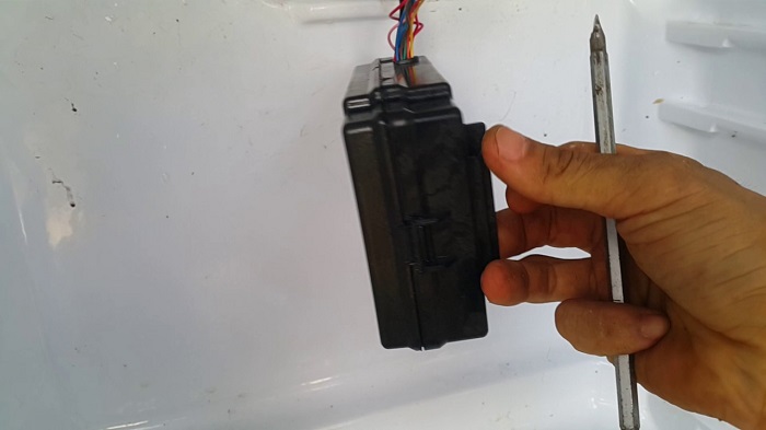 Kiểm tra kỹ dây nguồn và phích cắm tủ lạnh xem có dấu hiệu bị đứt, hở hay bị chuột cắn không.