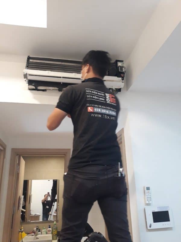 Thợ 1Fix đang kiểm tra van nước tại văn phòng khách hàng