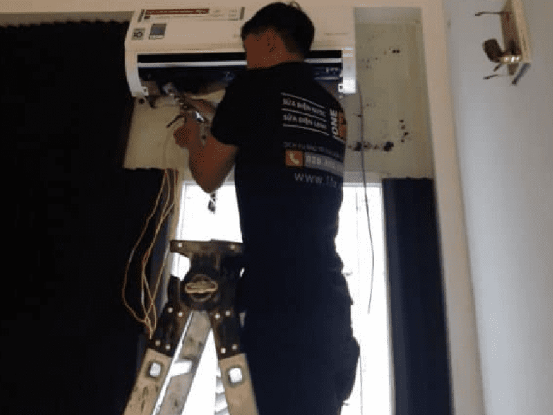 Thợ điện lạnh 1Fix đang lắp đặt dàn lạnh máy lạnh tại nhà khách hàng TPHCM