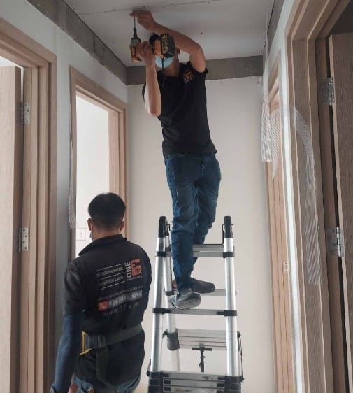 Thợ 1Fix đang kiểm tra, sửa chập điện tại nhà khách ở Bình Dương