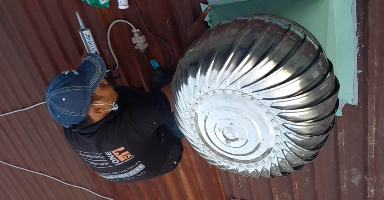 Thợ sửa điện nước 1Fix Bình Dương đang lắp đặt bồn cầu cho khách hàng