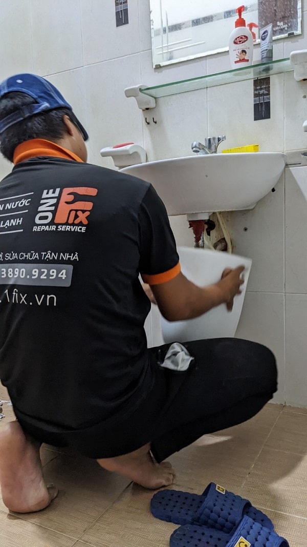 Thợ 1Fix nghiệm thu sau khi thông tắc bồn rửa mặt thành công