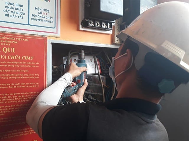 Thợ điện 1Fix đang kiểm tra và lắp đặt ổ cắm điện tại nhà khách hàng