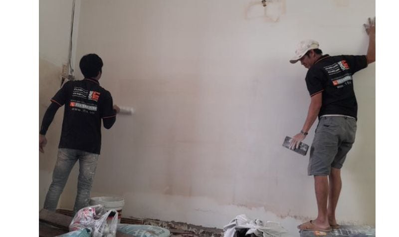 Thợ sơn nhà 1Fix đang thi công sơn lại tường cũ cho khách hàng tại TPHCM