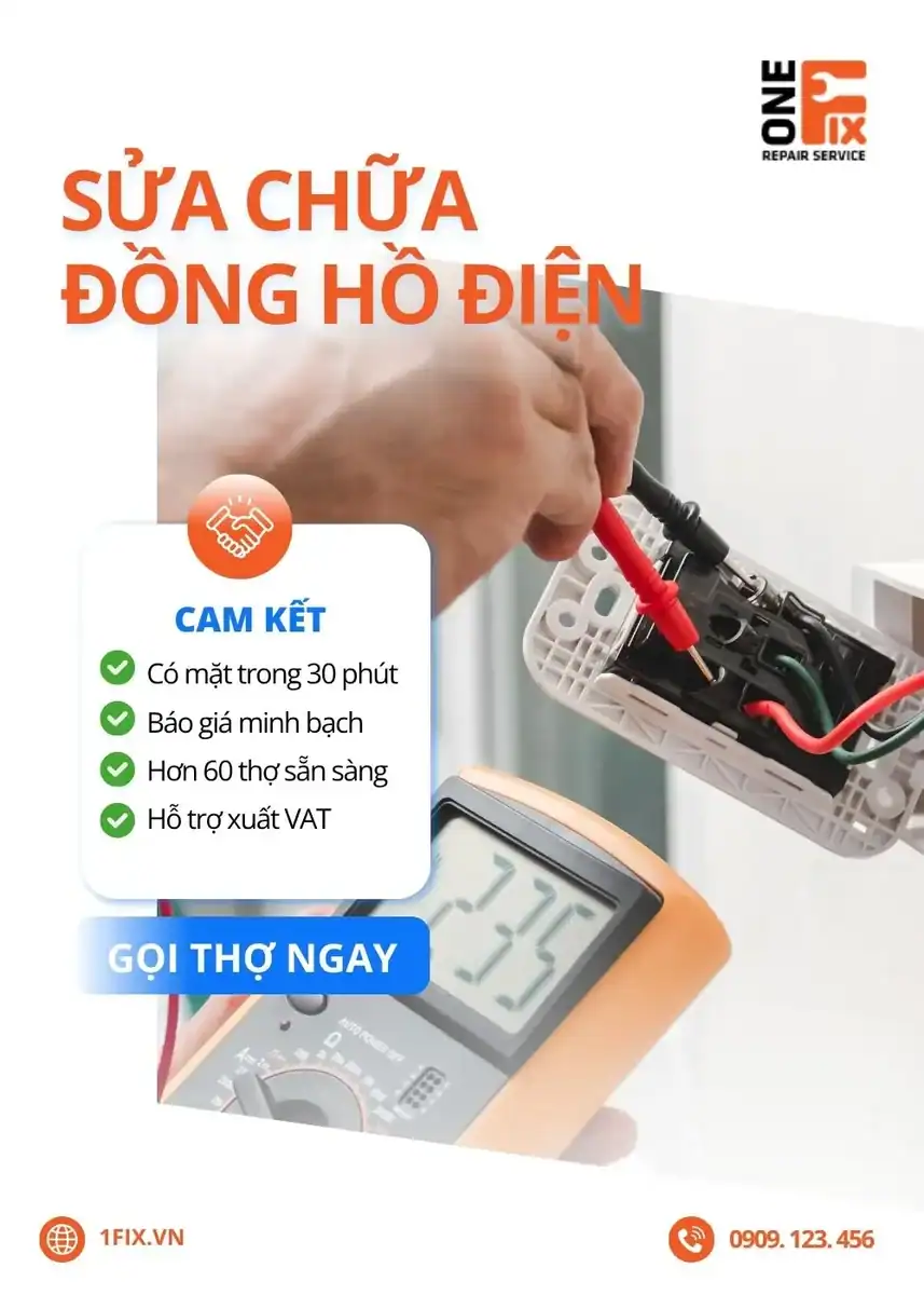 Thợ điện của 1Fix đang gắn đồng hồ điện tại nhà cho khách ở TPHCM