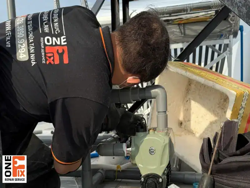 Thợ 1Fix đang tỉ mỉ lắp đặt đường ống nước nóng cho máy bơm tăng áp tại nhà khách ở TPHCM.