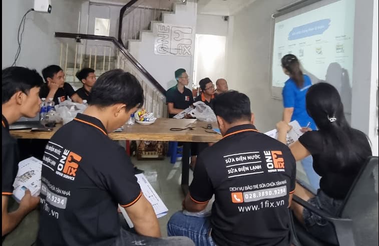 Đội ngũ thợ điện lạnh 1Fix được huấn luyện bài bản trước khi đến nhà khách hàng.
