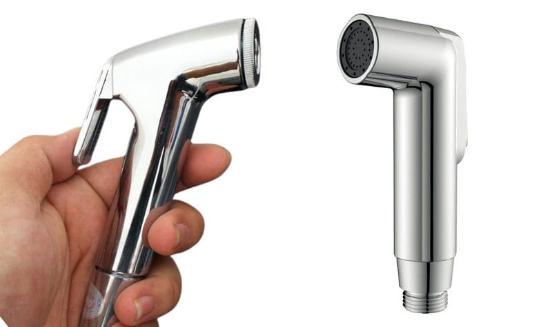 Thợ 1Fix đang siết lại vòi xịt bồn cầu bị rỉ nước