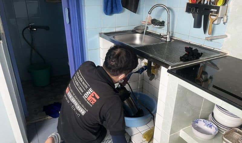 Vòi nước bồn rửa chén mới sáng bóng sau khi được thợ 1Fix lắp đặt hoàn chỉnh.