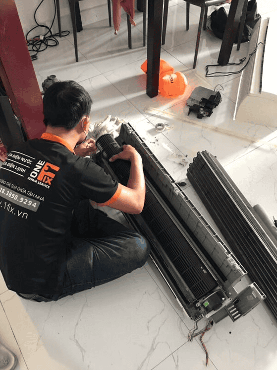 Kỹ thuật viên Đặng Anh Huy đang kiểm tra dàn lạnh máy lạnh tại nhà khách hàng