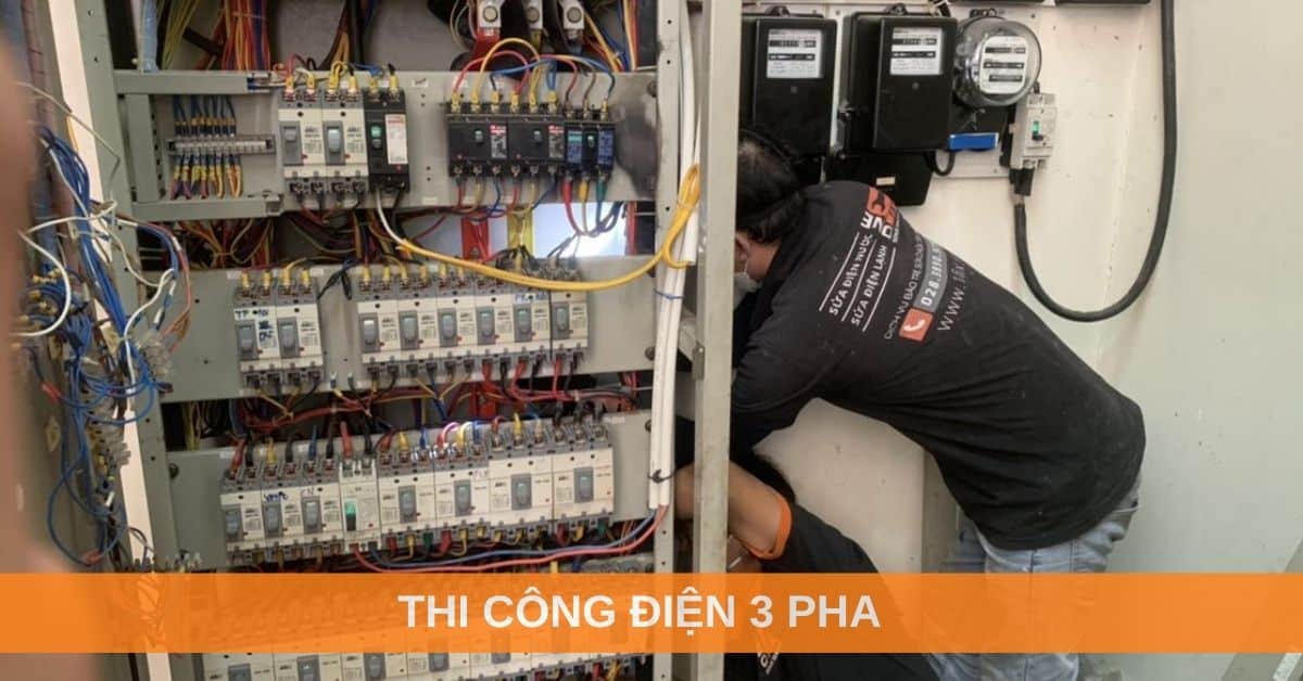 Tủ điện cũ kỹ với aptomat đã nhảy, một bàn tay đang dè dặt chuẩn bị bật lại.