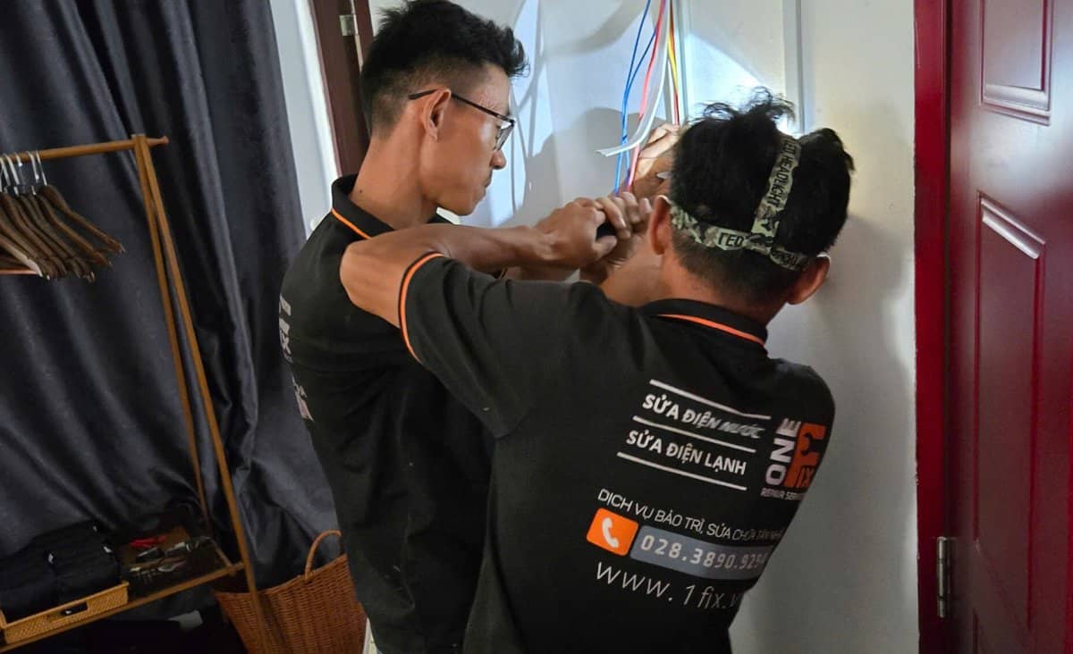 Đội thợ điện 1Fix với đầy đủ đồ nghề chuyên dụng, sẵn sàng xử lý lắp đặt quạt trần an toàn.