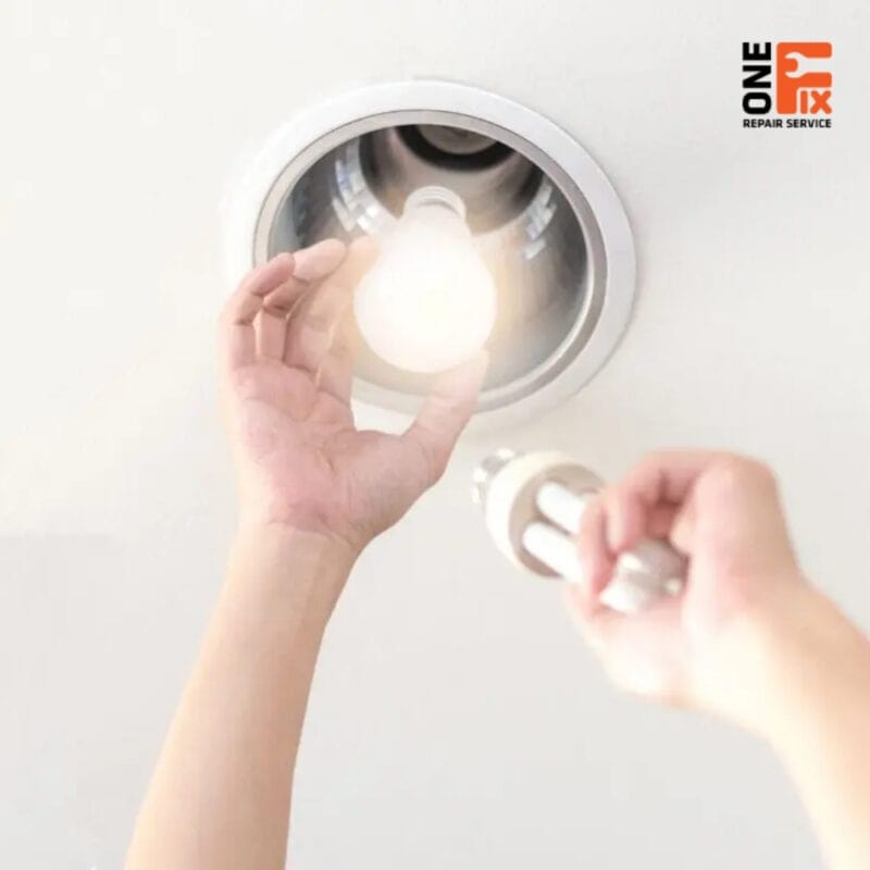 Thay bóng đèn LED âm trần bị hư cho khách tại TPHCM.