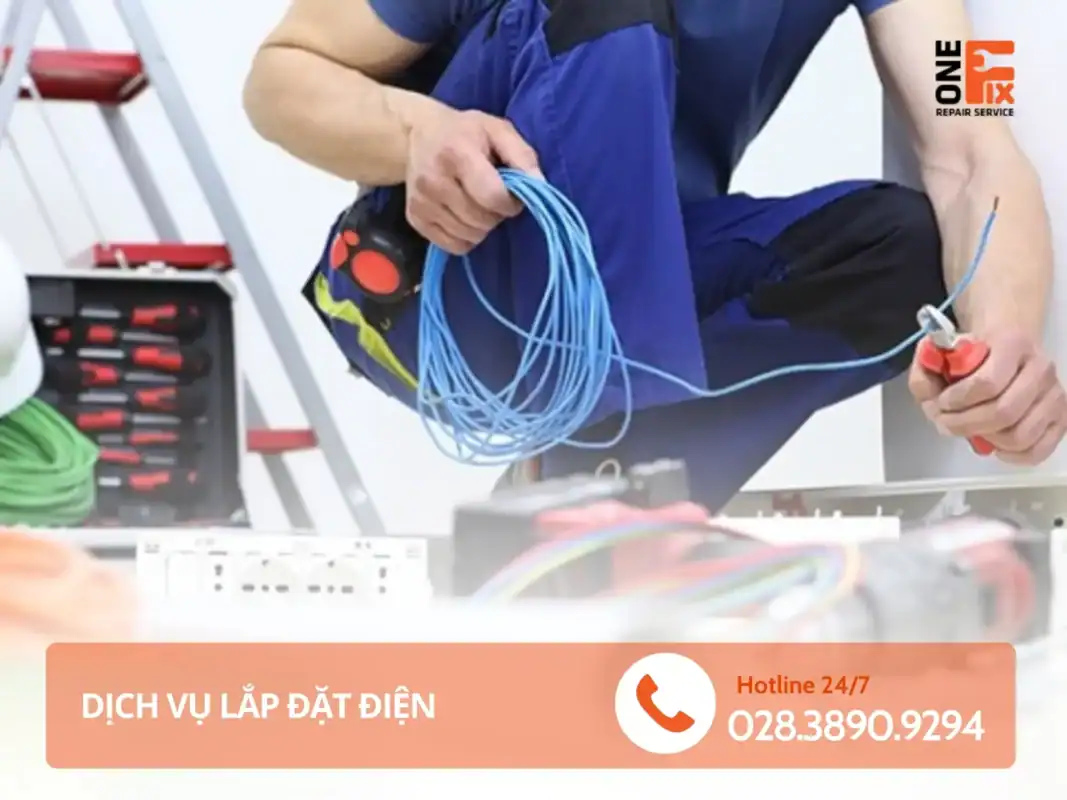 Thợ điện 1Fix đang thi công lắp đặt hệ thống điện trên trần thạch cao