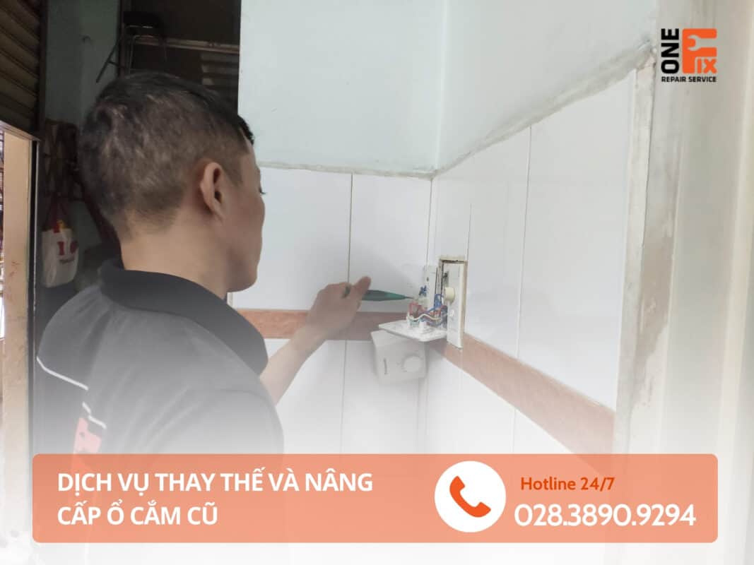 Ổ cắm điện đôi Panasonic mới được lắp đặt hoàn chỉnh, ngay ngắn và an toàn trên tường.