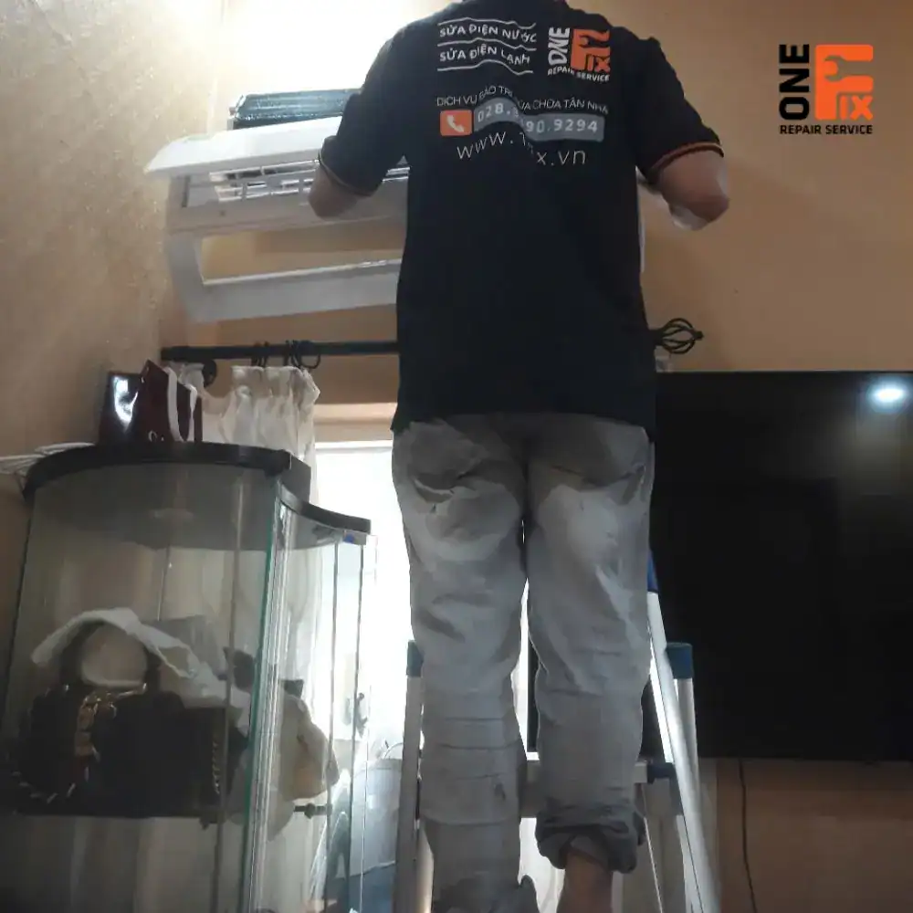 Thợ 1Fix đang tỉ mỉ lắp đặt dàn lạnh máy lạnh treo tường cho khách ở TPHCM.