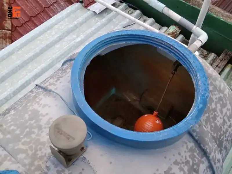 Hình ảnh cận cảnh một cái phao cơ trong bồn nước đang hoạt động.
