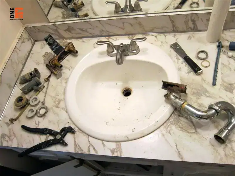 Cận cảnh cặn bẩn tích tụ làm nghẹt lưới lọc đầu vòi lavabo