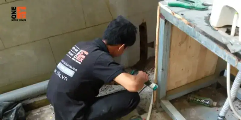 Thợ 1FIX đang kiểm tra áp lực đường ống nước để xác định đoạn ống bị rò rỉ.
